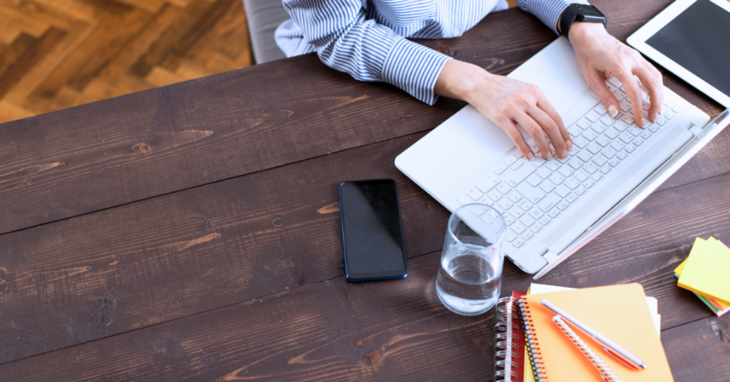 パソコンでメールを送っている様子